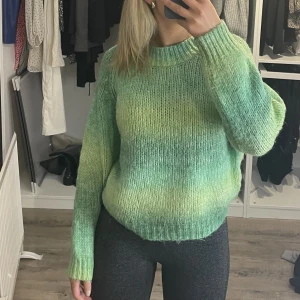 Stickad tröja - Stickad tröja i en så fin färg! Storlek S, buda från 200kr exklusive frakt 💚