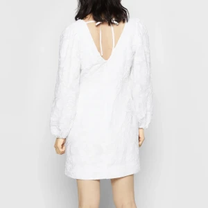 Studentklänning  - Supersöt klänning använd 1 gång💕 jag hade den som studentklänning. Nypriset är 1600kr och jag säljer den för 599kr