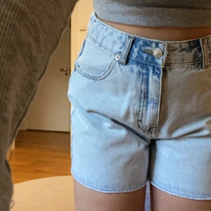 Blå jeansshorts - Ljusblå lite längre jeansshorts från Pull&Bear. Nyskick, använd max 2 gånger. Lite oversized på mig som vanligtvis är 36 i storlek