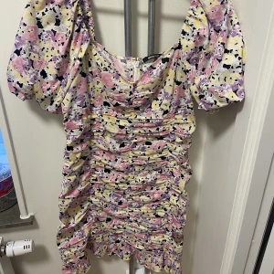 Klänning från Gina Tricot - Fin klänning! Nyskick då jag har använt en gång. 