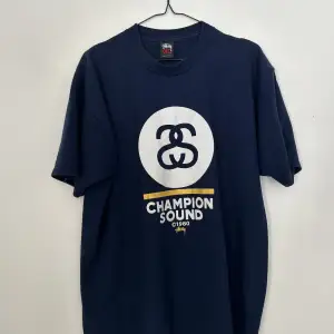 Champion Sound vintage Stüssy t-shirt säljes. Sitter som L.