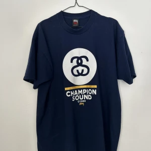 Stussy T-Shirt - Champion Sound vintage Stüssy t-shirt säljes. Sitter som L.