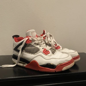 Red fire Jordans 4  - Använda jordans 4 red fire, storlek 38.  Nypris: 4999:- 