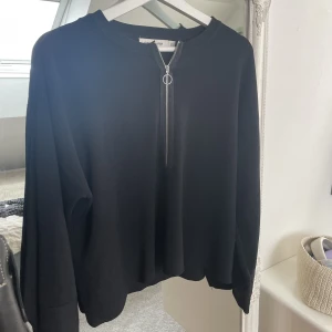 Tröja med dragkedja  - Fin Tröja från Carin Wester. Säljer eftersom att jag inte använder den. 🤍