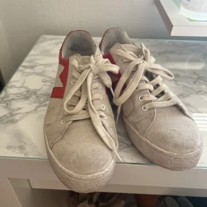 Maje skor  - Superfina Maje skor. Köptes för typ 2500-3000kr. Tappat bort kvittot, stor 39. Går att få dom renare men jag orkar ej! 