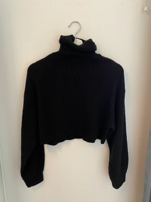 Stickad tröja - En jättefin svart stickad tröja med polokrage! Skriv privat om du har någon fråga ☺️3 FÖR 2 PÅ ALLT