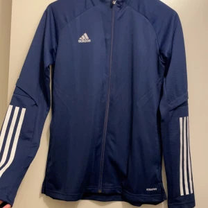 Adidaskofta - Adidas kofta storlek S använd en gång. 