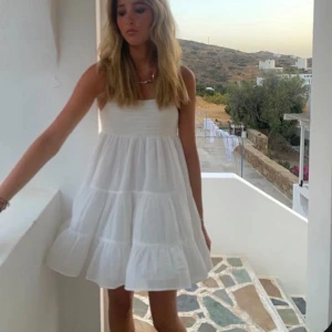 Sommarklänning från Zara - Säljer denna fina sommarklänning från Zara. Köpt förra året, men endast använd fåtal gånger då jag känner att den inte passar mig. (OBS!!! Inte min bild, skriv privat för egna bilder) Klänningen är storlek M, men sitter som XS/S!!!