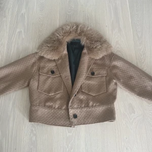 Meotine jacka  - Meotine jacka. Storlek M/L. Endast använd några enstaka gånger så väldigt bra skick. 