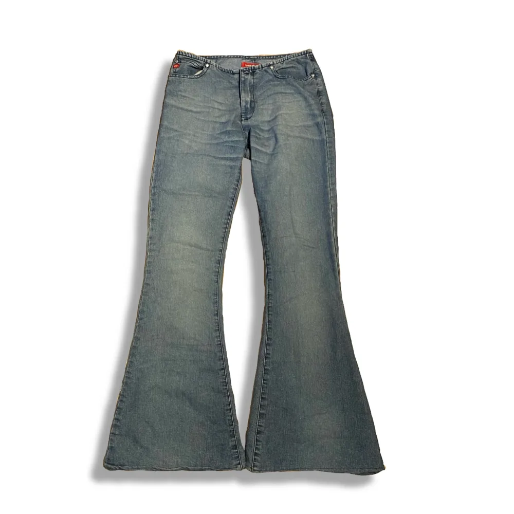 As snygga miss sixty, bootcut jeans som ger 00s vibes, i storlek w28.  . Jeans & Byxor.