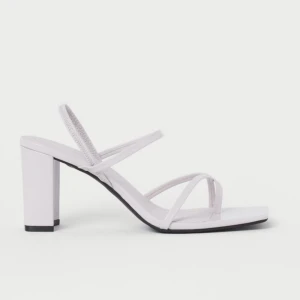 Lila klackar - Lila blockklackar. Har används en gång. Skorna är ifrån hm. 