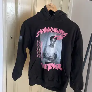 Original merch från shawn mendes konsert 2018. Hyfsat skick, lite urtvättad. Storlek M men är ganska liten är storlek. 