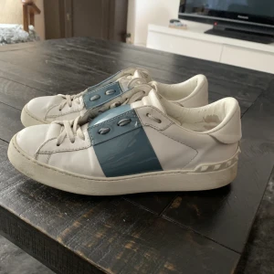 Valentinoskor Dam - Säljer mina supersnygga blåa Valentinoskor i storlek 37,5! Har ej kvitto då jag köpte dem på plick men har dustbag! Passar 37-38! Helt ok skick tycker jag!  Pris kan diskuteras KÖP DIREKT FÖR 2000kr 