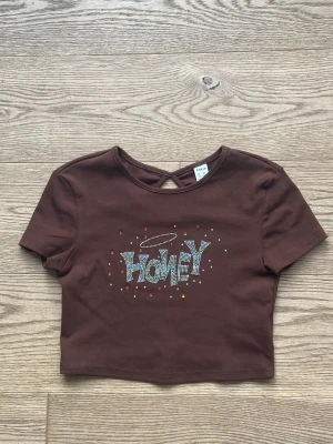 T-shirt  - Fin tröja, ganska kort men stretchigt material💗Fin detalj i ryggen och fina diamanter