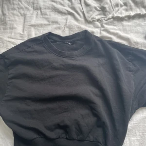 Svart tröja - Andvänd ett fåtal gånger 