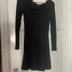 Black dress. Nerver worn. Storlek är mer M än L