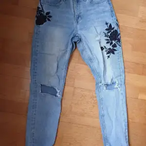 Snygga jeans i storlek XS. Sparsamt använda. Fint skick.