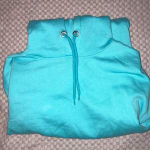 En turkos hoodie ifrån lager 157 i storlek xs/s. Hoddie är lite kortare än ”vanliga” hoodies och sitter jättefint. 