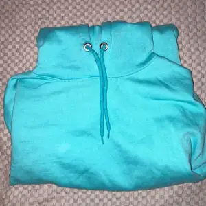 En turkos hoodie ifrån lager 157 i storlek xs/s. Hoddie är lite kortare än ”vanliga” hoodies och sitter jättefint. 