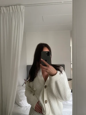 Kofta/ stickad teöja - Säljer denna fina koftan/ stickade tröjan. Oanvänd 