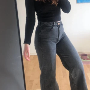 Svarta jeans  - Svarta fetta jeans från hm i storlek 40. Frakt tillkommer! 