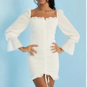 Studentklänning - Säljer nu min studentklänningen som jag köpte på Nelly förra sommaren. Endast använd en gång på min student, strl 34 men passar även 36 då jag brukar pendla mellan de storlekarna, köpt för 499kr💕