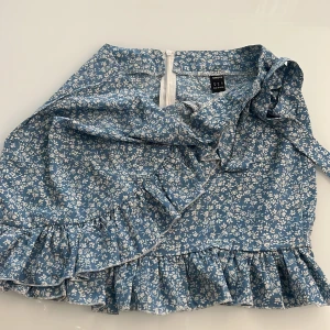 Kjol - Använd en gång.  Jätte fin och smickrande passform. Lite tight på mig. 