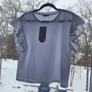 Zara tröja - Säljer denna oanvända zaratröjan då den aldrig kommer till användning, jätte bra skick då den aldrig använts.