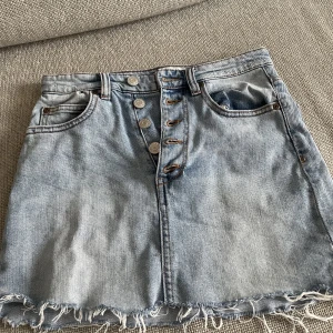 Jeanskjol - Fin jeanskjol från pull & bear som tyvärr är för liten för mig.❤️❤️