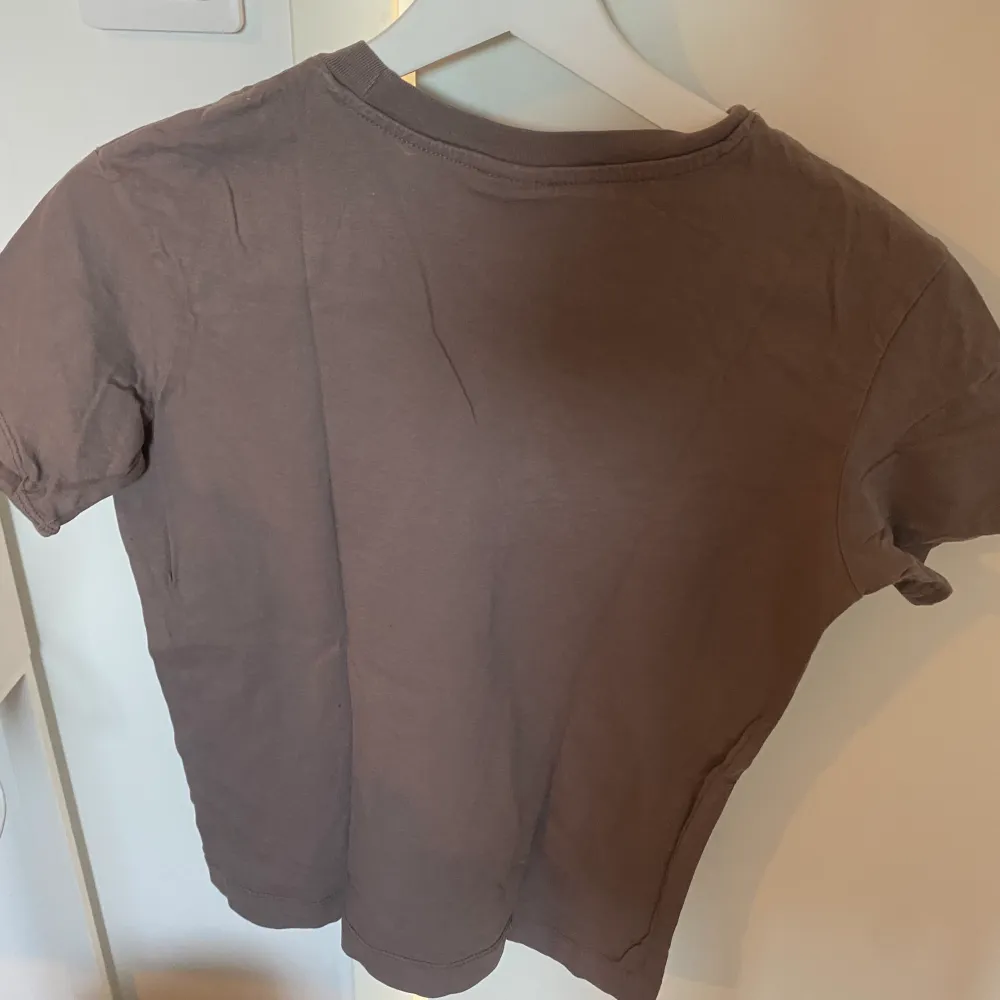 Basic tröja från H&M, färgen syns bäst i tredje bilden. T-shirts.