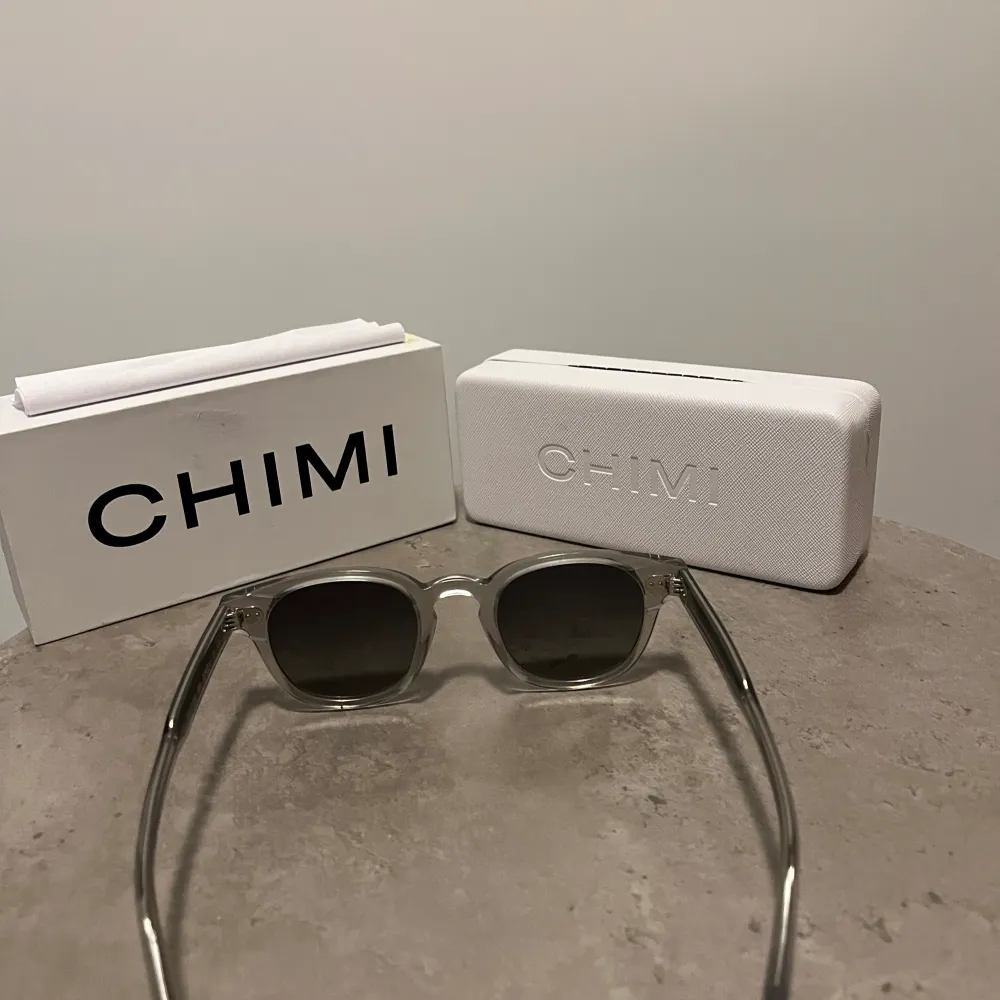 Säljer mina Chimi 01 glasögon som är varsamt använda. Duk och skal medföljer. Skick 8/10 då lådan har lite skavanker. Nypris 1250kr men säljer de för 700kr. Priset kan diskuteras vid snabb affär! . Accessoarer.