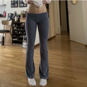 Brandy mellville byxor  - ” säljer dessa superfina yoga pantsen från brandy Melville som e trendiga nu. Köptes för 300kr online men söljer för 190😘”
