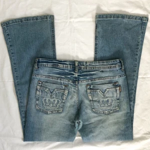 lågmidjade jeans  - använd köp nu! midja:76 innerben:68 😽 obs!! bara dessa bilder som finns, fråga inte om fler bilder (PAKETPRIS VID KÖP AV FLER JEANS) har 2 små fläckar