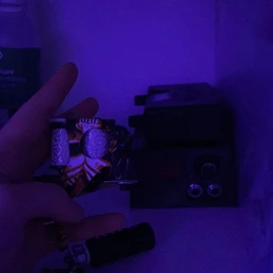 Två tatueringsmaskiner - Allt tillkommer nålar kablar apparat skinn färger osv. Så det är bara börja andvända den har en som extra så du kan få med den när du köper ena! 