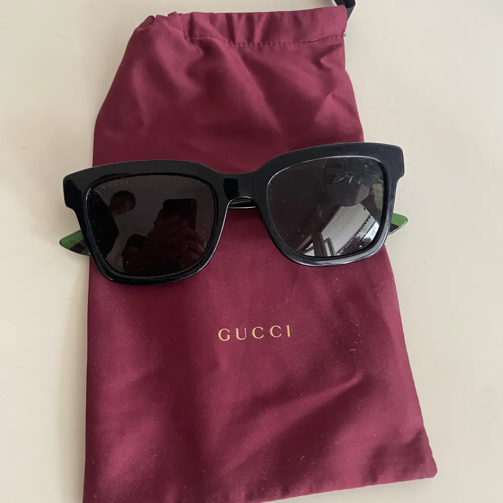 Hej! Säljer mina Gucci solglasögon i sparsamt skick! Glasögonen är köpta i Genève på flygplats och allting följer med förutom kvittot. Har påsen och allting de förvarades i. Kom med förslag på pris. Står inte för frakt :(. Övrigt.