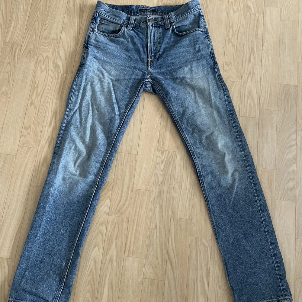 Ett par feta nudie jeans i bra skick. Kom privat för fler bilder Nypris 1200 Modell: gritty Jackson, Old gold. Sök upp modellen för passform osv.. Jeans & Byxor.