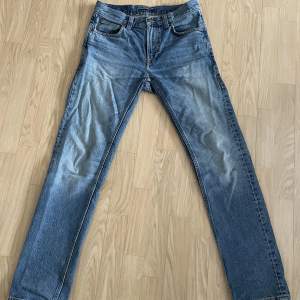 Ett par feta nudie jeans i bra skick. Kom privat för fler bilder Nypris 1200 Modell: gritty Jackson, Old gold. Sök upp modellen för passform osv.