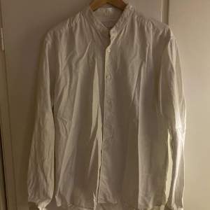 Mycket mjuk vit linneskjorta med så kallad ”kinakrage”. Large men sitter som en M. Sparsamt använt gott skick (8/10) 