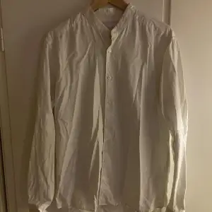 Mycket mjuk vit linneskjorta med så kallad ”kinakrage”. Large men sitter som en M. Sparsamt använt gott skick (8/10) 