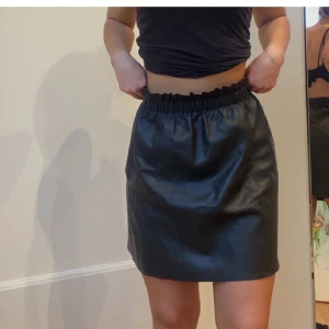 Skinnkjol - Snygg kjol till fest eller vardag.  Storlek S  Mitt pris: 150kr