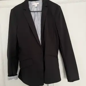 A sexy smart suit jacket in good quality for a fancy but hot style. Can be worn with sleeves down or rolled up (grey). 