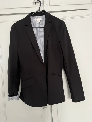 Sexy  Suit-Jacket - A sexy smart suit jacket in good quality for a fancy but hot style. Can be worn with sleeves down or rolled up (grey). 