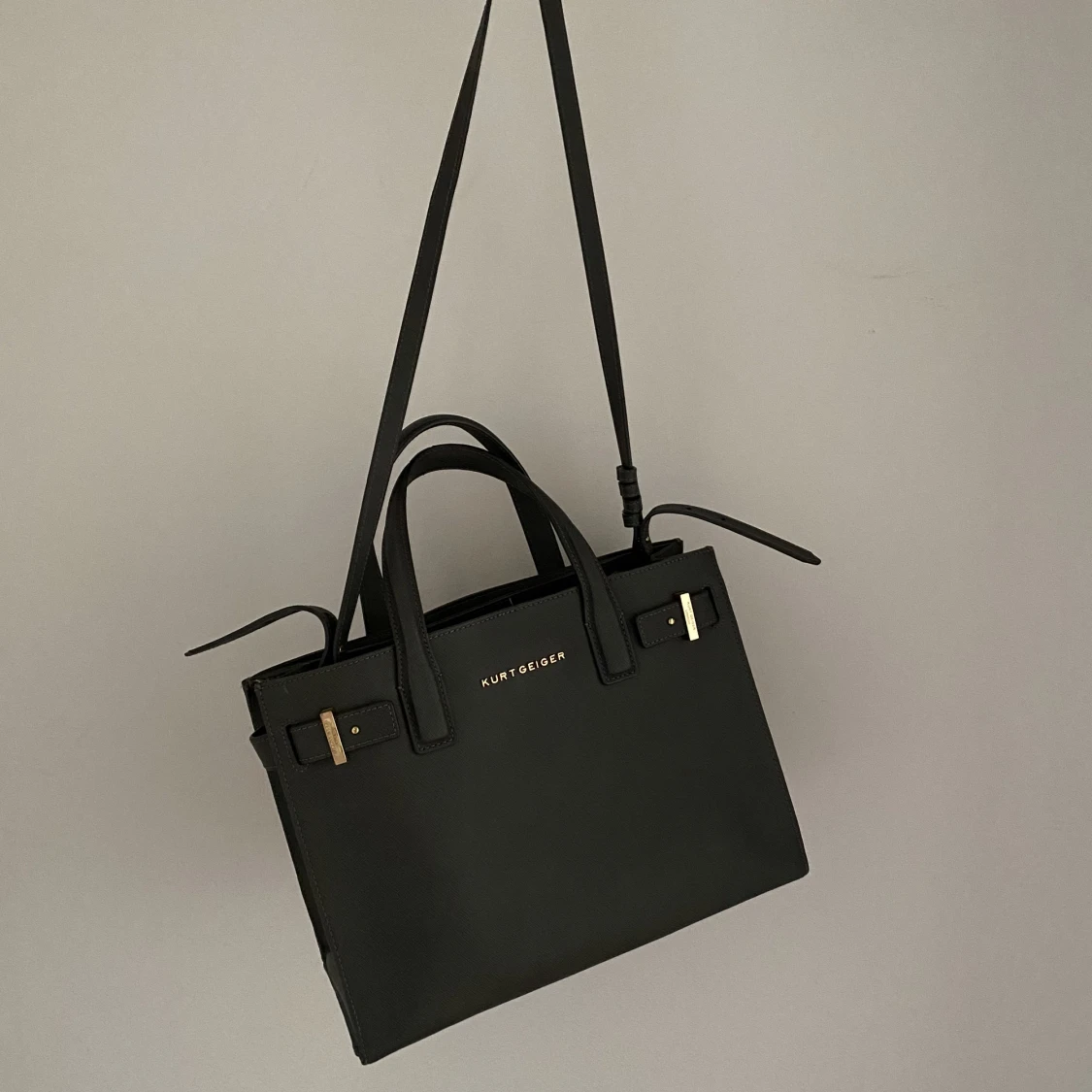 Kurt geiger väska i saffiano läder