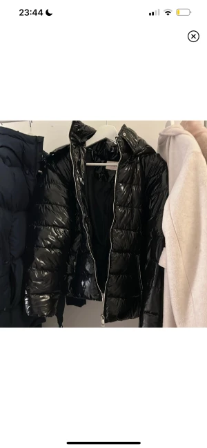 Jacka  - Säljer min fina oanvända jacka från Nelly.com, den sitter jättefint. 