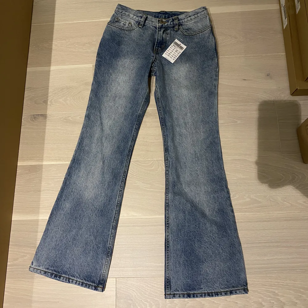 Brandy Melville jeans ifrån brandy Melville helt i nyskick med lappen kvar säljes. Säljer pga att de inte passade mig. Köpte för 440kr, priset kan duiskuteras. Jeans & Byxor.