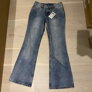 Brandy Melville jeans ifrån brandy Melville helt i nyskick med lappen kvar säljes. Säljer pga att de inte passade mig. Köpte för 440kr, priset kan duiskuteras
