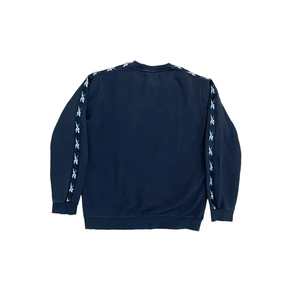 Reebok Vintage Sweatshirt 🤍🖤  Pris: •299kr  Stl: L  Bredd 55cm Längd 66cm  Kontakta mig för mer info 🤩 . Hoodies.
