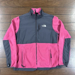 The North Face Fleece Jacka - Snygg vintage fleece jacka i fin rosa färg i storlek S! Bara att skriva om du undrar över något 