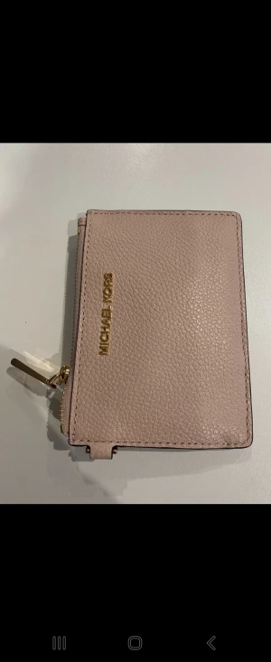 Michael Kors plånbok - Ny MK pastell rosa skinn plånbok. Kan också bifoga nycklar. Mått 13cmx10cm