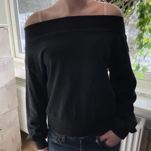 Offshoulder tröja - Fin offshoulder tröja! Den är i barnsorlek men jag skulle säga att den passar en med inte så breda axlar också!